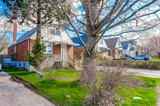 20 Gardens Crescent Toronto Home And Front Lawn - Gordon's Downsizing & Estate Services