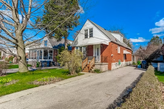 20 Gardens Crescent Toronto Residential Property Overview - Gordon's Downsizing & Estate Services