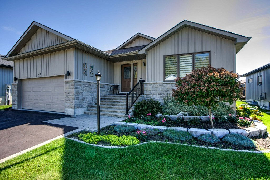 Conger Drive Wellington Home Exterior - Gordon's Downsizing & Estate Services