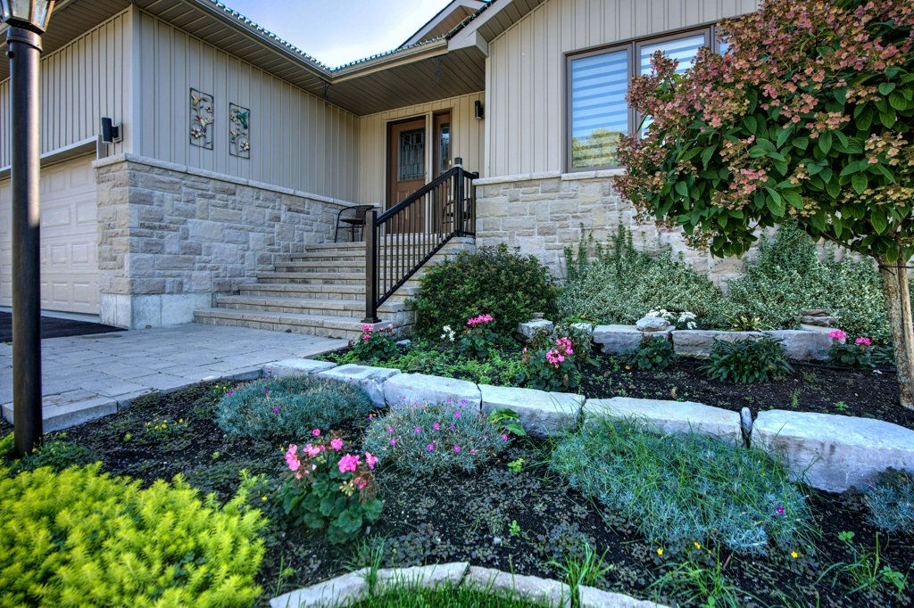 Conger Drive Wellington Backyard Exterior - Gordon's Downsizing & Estate Services